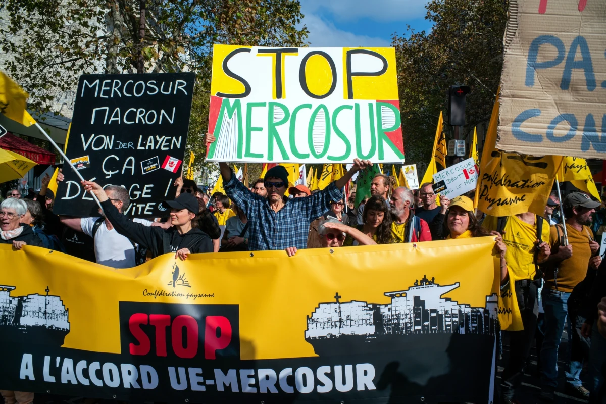 Europejscy rolnicy nie odpuszczą łatwo kwestii umowy z Mercosur. Jak ustaliła dziennikarka RMF FM Katarzyna Szymańska-Borginon, będą manifestować w poniedziałek w Strasburgu. Chcą wesprzeć eurodeputowanych, których wniosek o skierowanie umowy z Mercosur do unijnego Trybunału Sprawiedliwości został odrzucony. Zapowiadają także gigantyczną manifestację w Brukseli w grudniu - tuż przed ostateczną decyzją krajów UE w sprawie tej budzącej kontrowersje umowy.