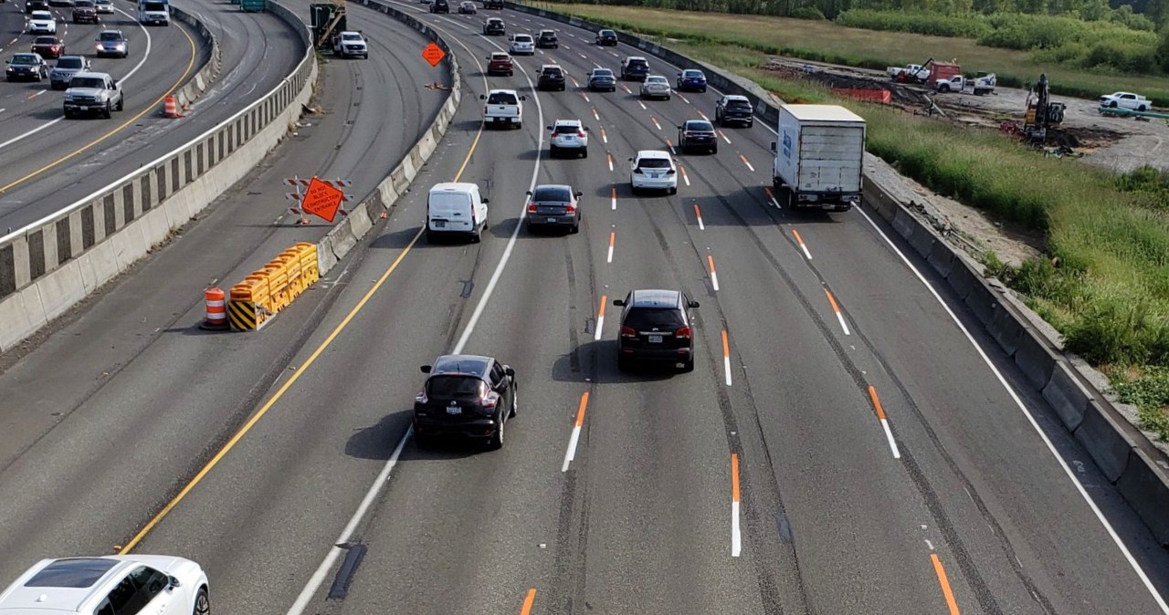 Pomarańczowe linie na drogach. Kierowcy nie wiedzą, co oznaczają