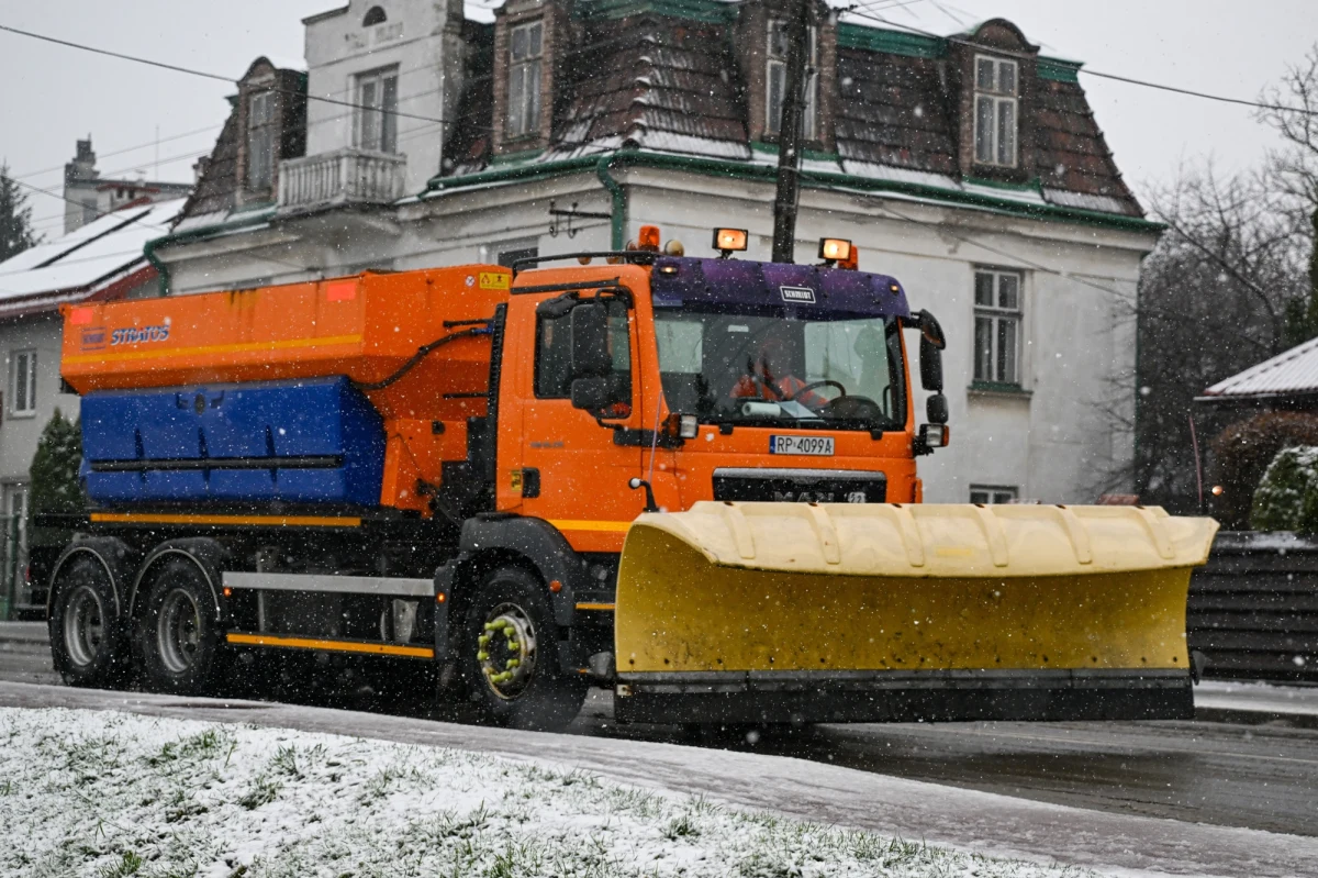 Przed nami prawdziwie zimowy weekend - śnieg, niska temperatura i lokalne zawieje dadzą się we znaki szczególnie mieszkańcom południowego wschodu i wschodniej Polski. Sprawdźcie, czego spodziewać się w najbliższych godzinach!