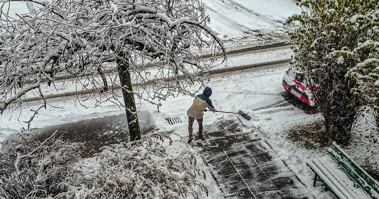 Podkarpacie. Atak zimy, 80 tys. gospodarstw bez prądu. „Sytuacja jest trudna”