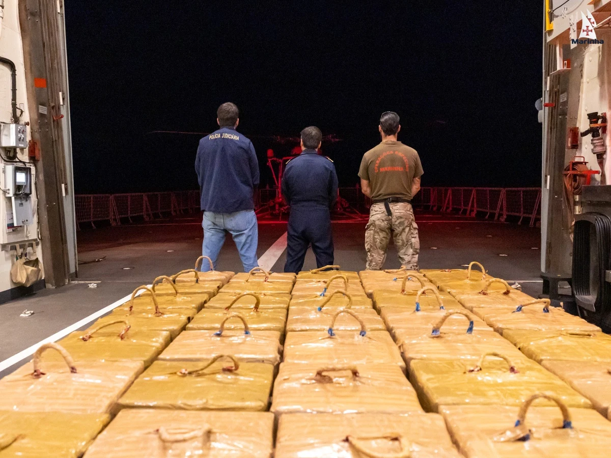 Siedem ton kokainy przejęła ostatnio portugalska policja. Stało się to na Atlantyku. Narkotyki podróżowały na pokładzie dwóch statków rybackich. W akcji pomogła marynarka wojenna i siły powietrzne Portugalii.