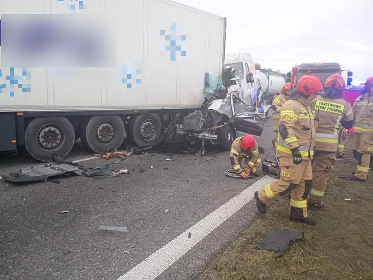 Poważny wypadek na A2. Zderzyły się trzy ciężarówki, lądował LPR