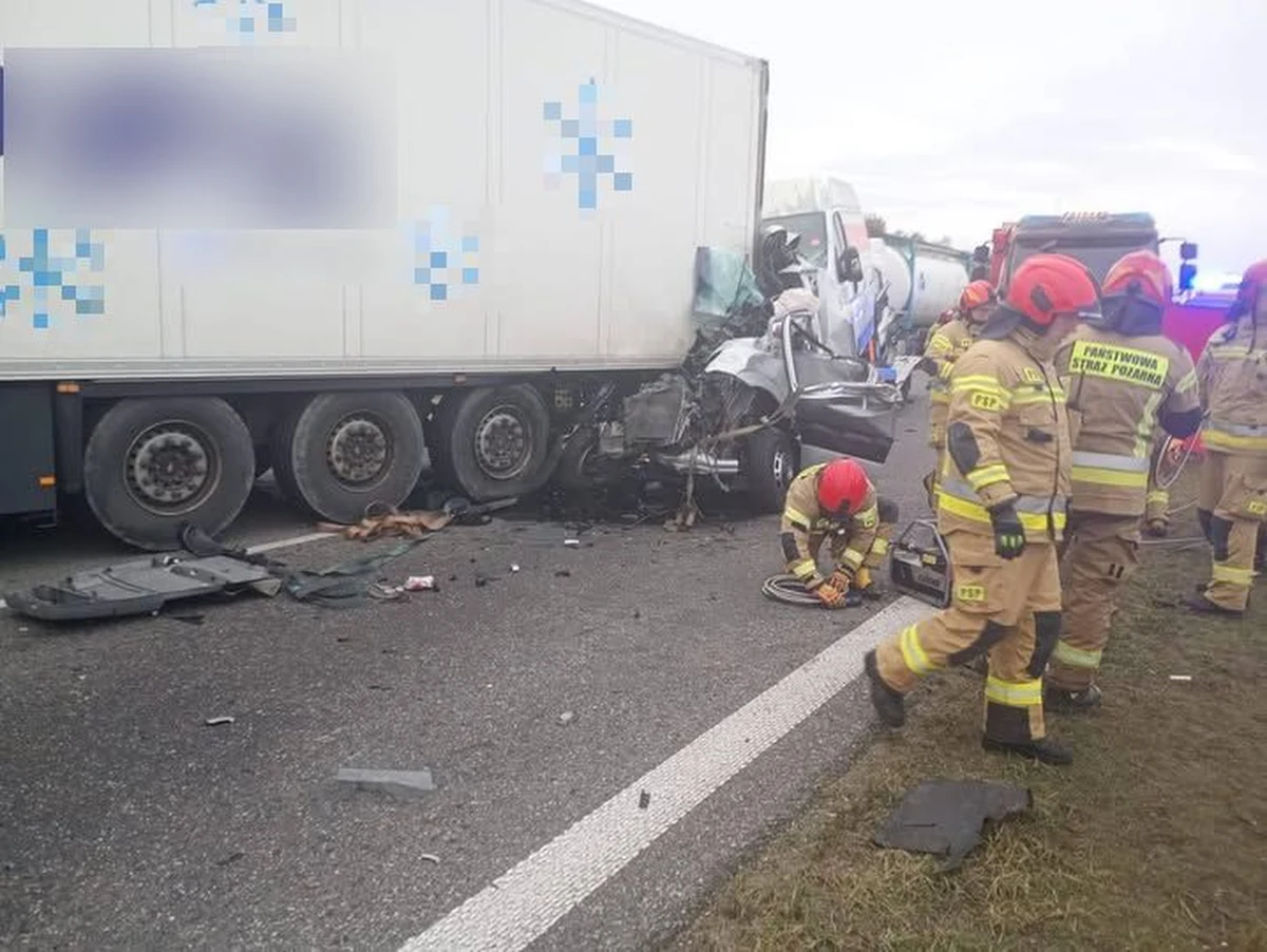 Jedna osoba została ranna w wypadku, do którego doszło na autostradzie A2 na Mazowszu. Między węzłami Wiskitki - Grodzisk Mazowiecki zderzyły się trzy ciężarówki. Jedna osoba została ranna. 