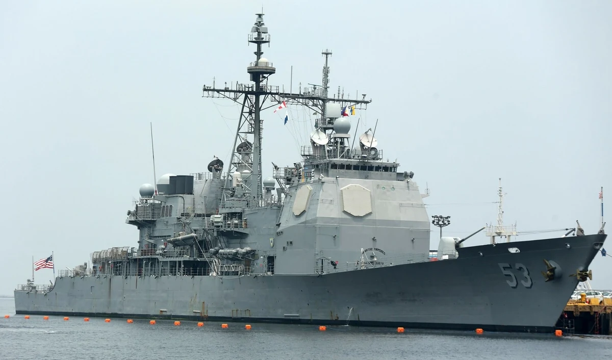 Amerykański niszczyciel USS Stockdale zmusił rosyjski tankowiec Seahorse, objęty sankcjami Wielkiej Brytanii i Unii Europejskiej, do zmiany kursu podczas próby dostarczenia paliwa do Wenezueli – poinformowała agencja Bloomberg.