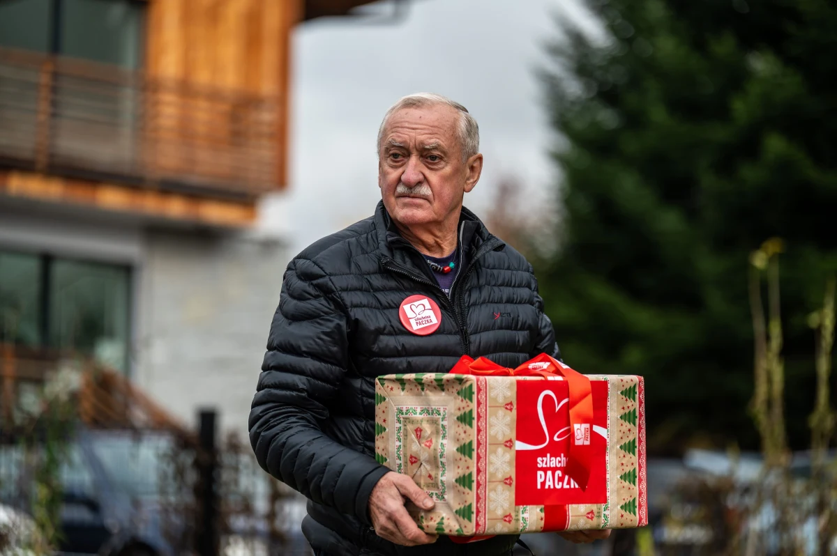 Ludzie Gór po raz kolejny ruszają z pomocą w ramach Szlachetnej Paczki. Słynni himalaiści, podróżnicy i ratownicy GOPR apelują: "Usłysz wołanie o pomoc potrzebujących". Wspólnie zachęcają, by wejść na stronę szlachetnapaczka.pl i wybrać rodzinę, której można przygotować wsparcie na zbliżające się święta.