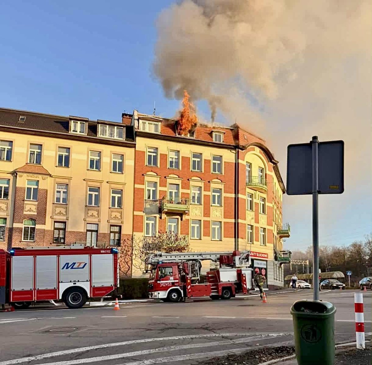 Ewakuacja kamienicy i pensjonatu. Dwa groźne pożary w powiecie jeleniogórskim