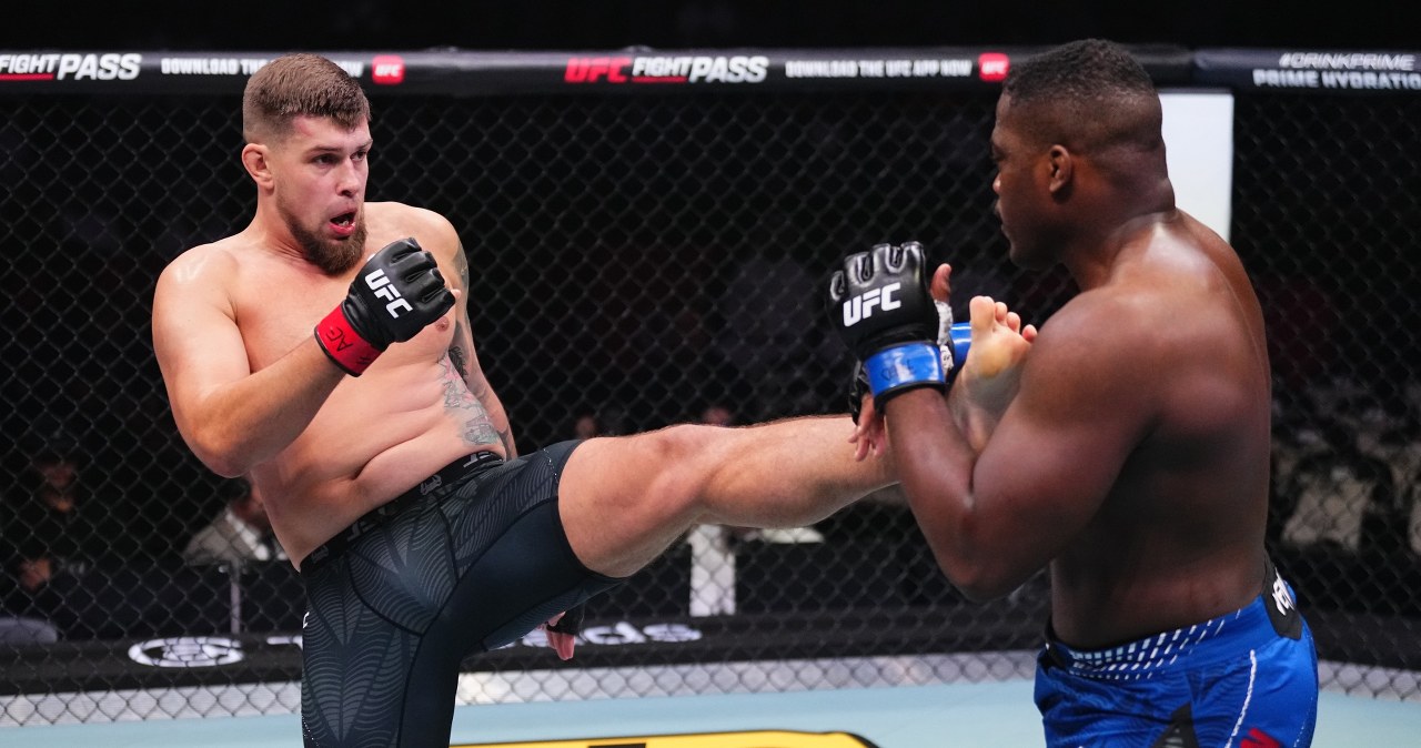 Kolejny Polak zadebiutował w UFC. Na wynik walki musiał czekać do końca