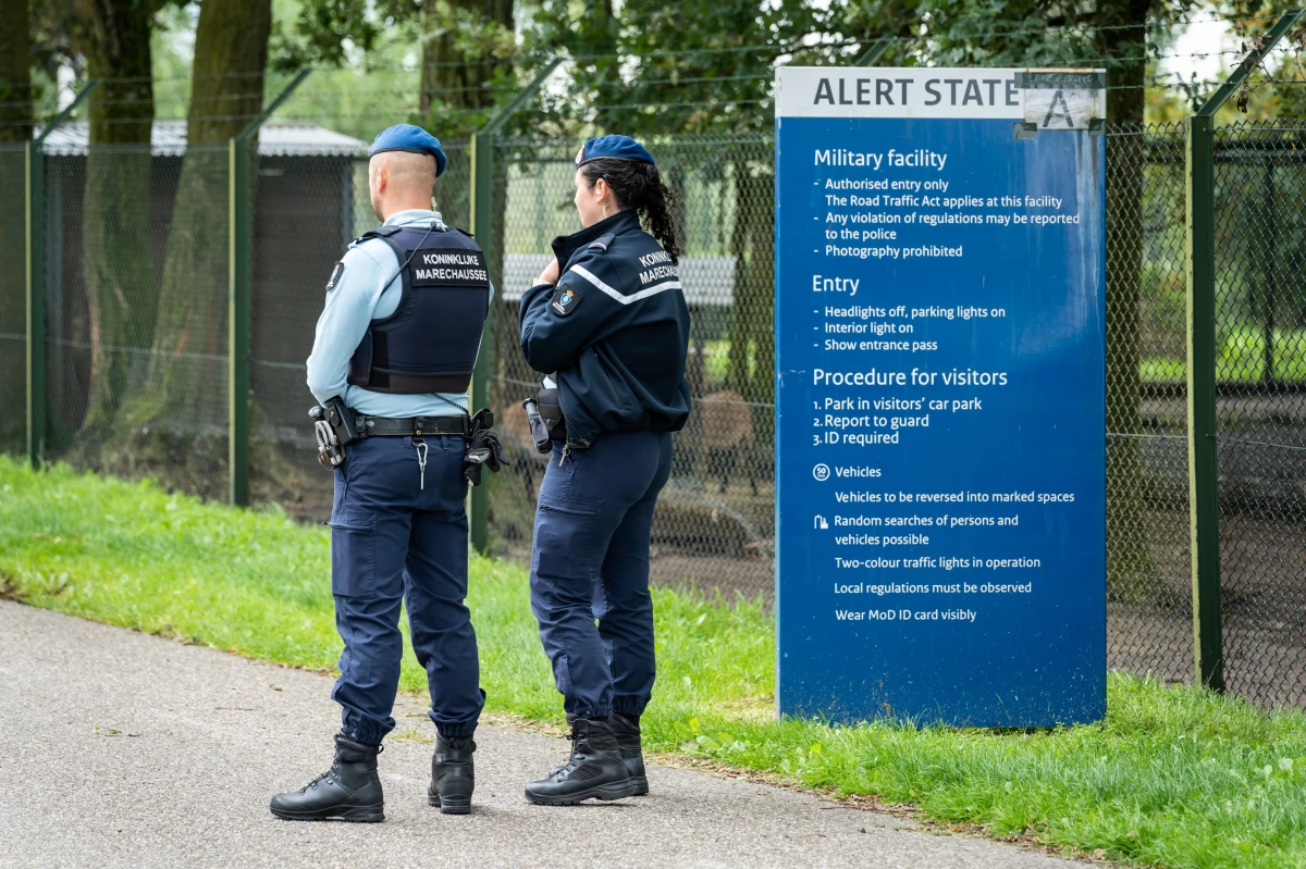 W pobliżu bazy lotniczej Volkel na północ od Eindhoven w piątek wieczorem zauważono niezidentyfikowane drony. Ministerstwo obrony Holandii poinformowało w sobotę, że wojsko próbowało strącić bezzałogowce, ale dronom udało się odlecieć - podaje AP. 
