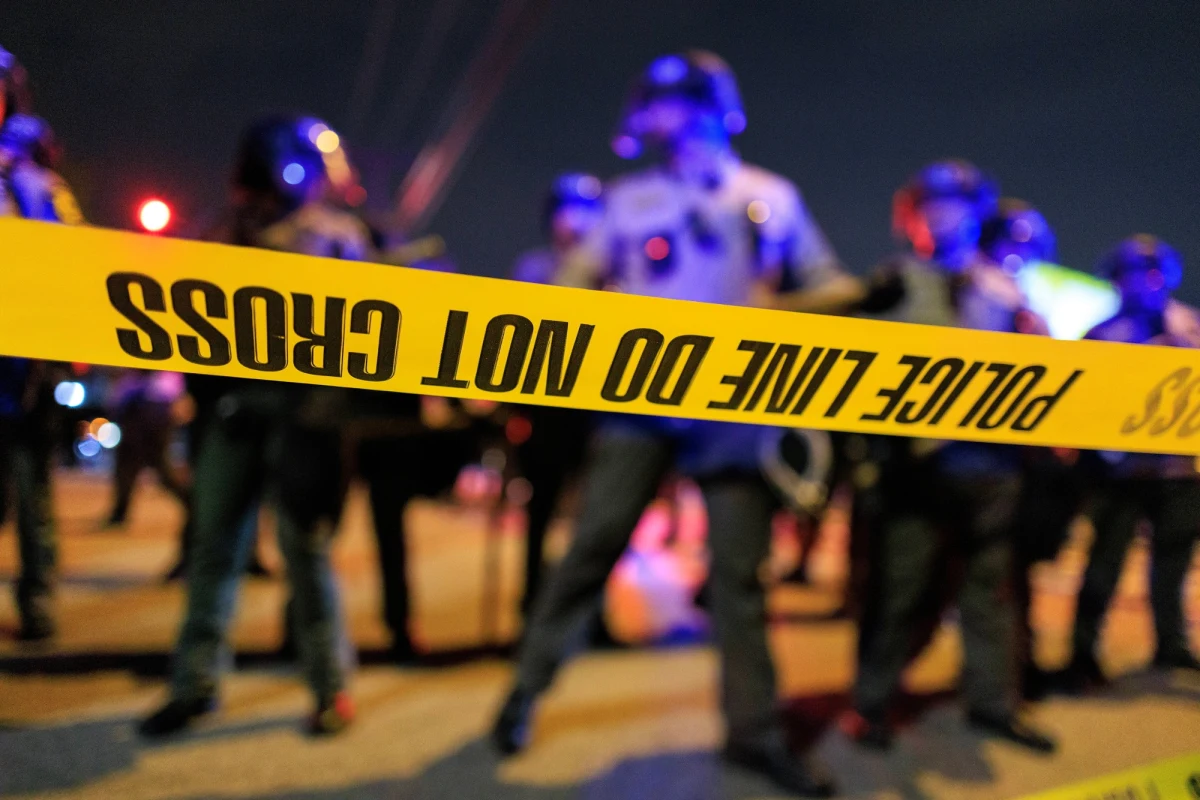 Do dwóch powiązanych ze sobą strzelanin doszło w piątek w Chicago, tuż po miejskiej uroczystości zapalenia choinki. Jak informuje stacja ABC News, w wyniku pierwszego incydentu, który miał miejsce w centrum miasta w pobliżu Teatru Chicago, rannych zostało ośmioro nastolatków w wieku od 13 do 17 lat. Druga strzelanina wydarzyła się niedaleko skrzyżowania Dearborn i Monroe – zginął w niej 14-latek, a 18-latek odniósł poważne obrażenia.