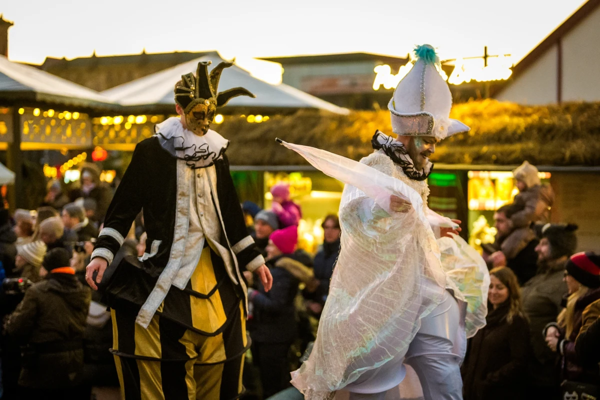 222 stoiska czekają na osoby, które w tym roku odwiedzą Jarmark Bożonarodzeniowy w Gdańsku. To wydarzenie, które co roku przyciąga tłumy mieszkańców i turystów, potrwa aż do 23 grudnia. Oficjalna inauguracja odbyła się w sobotę. 