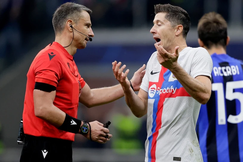 "Lewy" się wściekł, Barcelona odpadła z LM. UEFA ogłasza, wraca koszmar