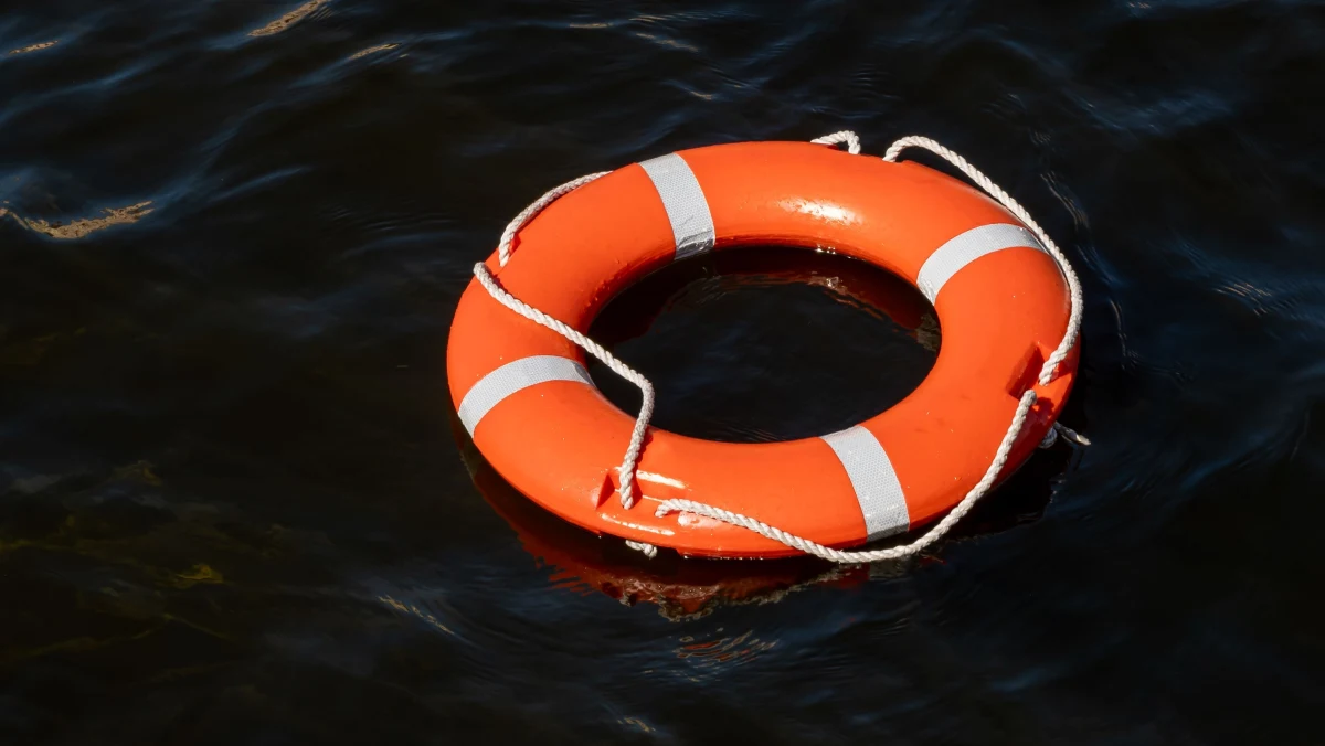 W środę wieczorem na nabrzeżu Hung Hom w Hongkongu doszło do dramatycznych wydarzeń. Dzięki szybkiej i zdecydowanej reakcji Holendra Eda van de Weerd, udało się uratować kobietę, która tonęła. Cała akcja trwała niecałą minutę, a jej przebieg zarejestrowały kamery monitoringu.