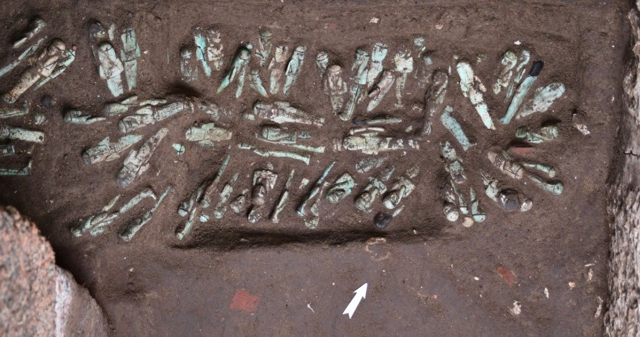 Sensacja w Egipcie. Sarkofag faraona Szeszonka III i 225 uszebti sprzed 2800 lat