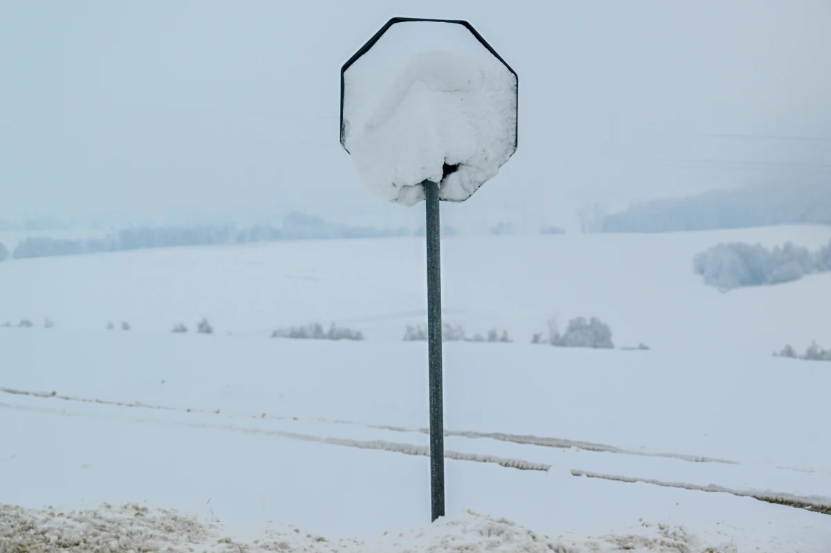 Instytut Meteorologii i Gospodarki Wodnej ostrzega – najbliższa noc przyniesie wyjątkowo niską temperaturę i niebezpieczne warunki na drogach. Jak informuje synoptyczka IMGW Dorota Pacocha, termometry mogą pokazać nawet minus 15 stopni Celsjusza, a gęste mgły ograniczą widzialność miejscami do 300 metrów. W związku z tym wydano alerty dotyczące silnego mrozu, zamieci śnieżnych oraz intensywnych podmuchów wiatru. Dla wschodniej części kraju IMGW wydał z kolei ostrzeżenia pierwszego stopnia przed marznącymi opadami.