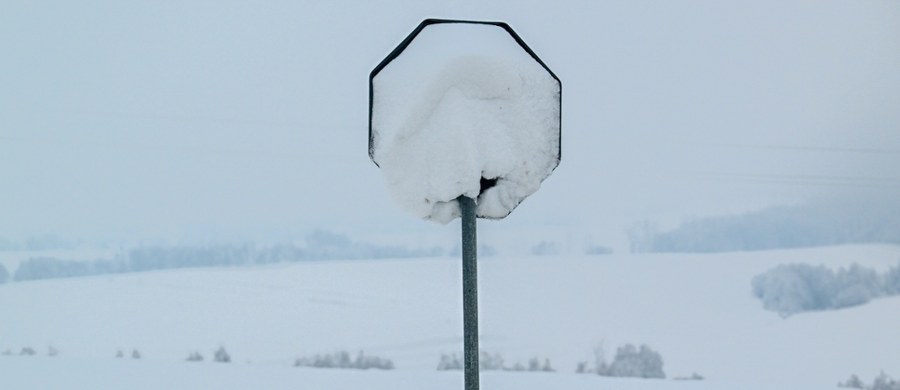 Instytut Meteorologii i Gospodarki Wodnej ostrzega – najbliższa noc przyniesie wyjątkowo niską temperaturę i niebezpieczne warunki na drogach. Jak informuje synoptyczka IMGW Dorota Pacocha, termometry mogą pokazać nawet minus 15 stopni Celsjusza, a gęste mgły ograniczą widzialność miejscami do 300 metrów. W związku z tym wydano alerty dotyczące silnego mrozu, zamieci śnieżnych oraz intensywnych podmuchów wiatru. Dla wschodniej części kraju IMGW wydał z kolei ostrzeżenia pierwszego stopnia przed marznącymi opadami.