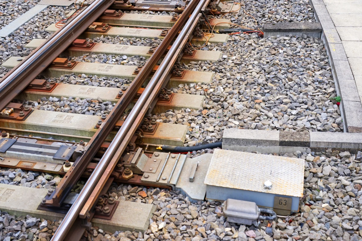 W niedzielę po południu maszynista jego z pociągów zauważył na stacji Koszalin Politechnika leżący przy torach przedmiot i zawiadomił policję - poinformowała Komenda Miejska Policji w Koszalinie. Według ustaleń jest to przewód światłowodu. Służby zapewniają, że nie doszło do żadnych zakłóceń w ruchu pociągów.