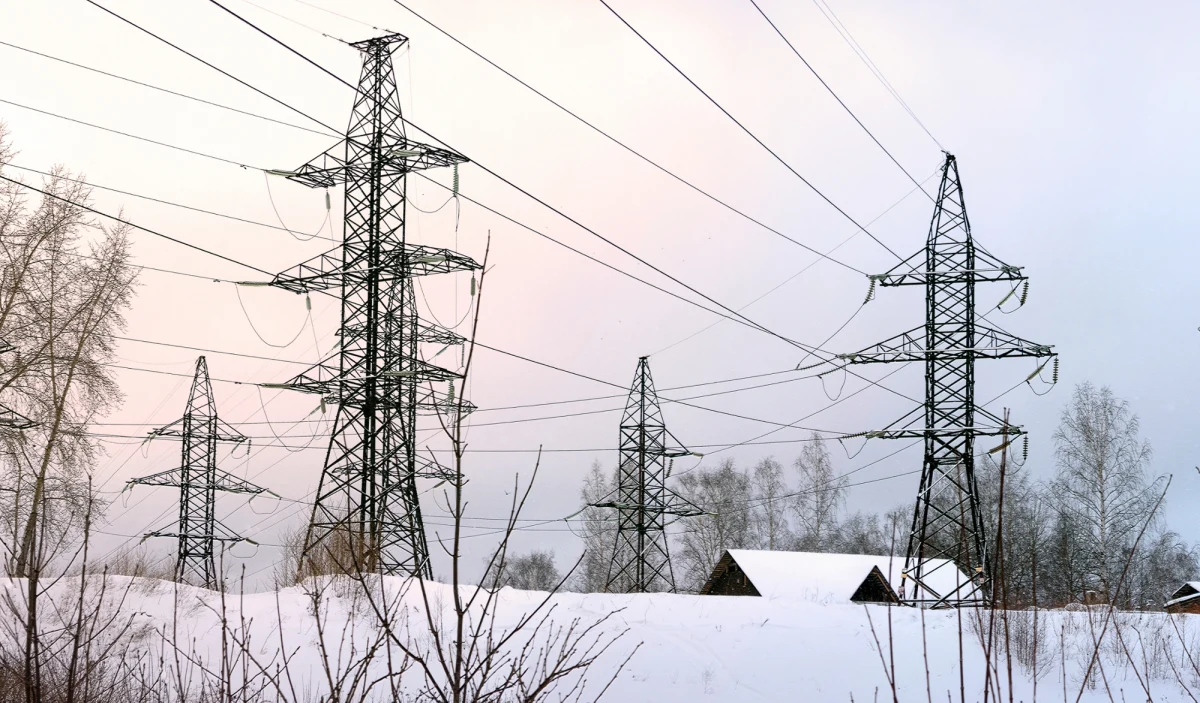 W niedzielne popołudnie mieszkańców Gorlic (woj.małopolskie) zaskoczyła poważna awaria sieci energetycznej. Bez prądu została nie tylko część miasta, ale także gorlicka elektrociepłownia, co spowodowało zakłócenia w dostawie ogrzewania i ciepłej wody. Problemy dotknęły również lokalne instytucje kulturalne, w tym kino. Odwołano spektakle i seanse filmowe. Po godz. 18.00 awaria została usunięta. Ciepło do mieszkań powinno wrócić w nocy. 
