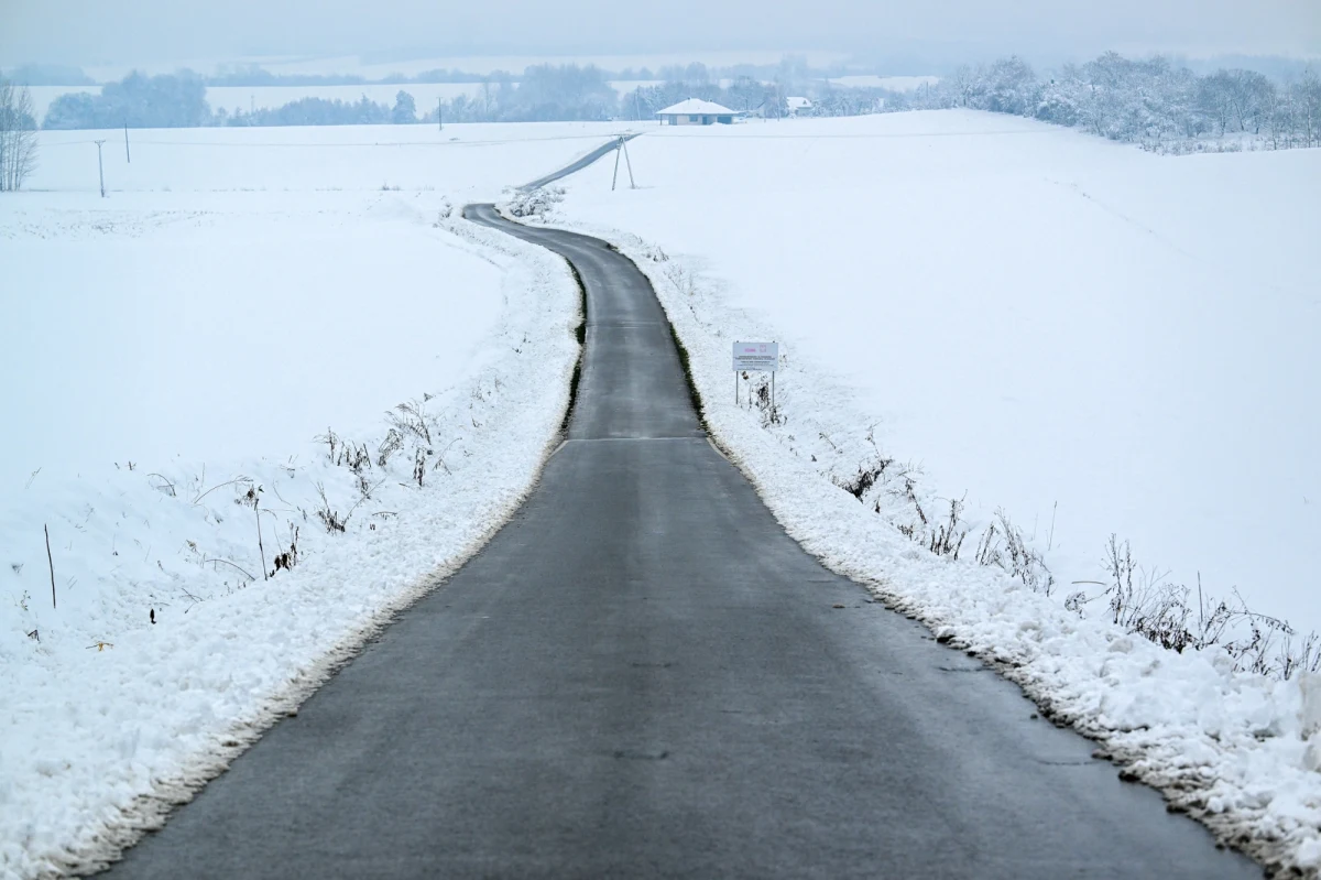 Zima nie odpuszcza. Po mroźnej nocy temperatura co prawda się podniesie, ale może padać śnieg. W nocy IMGW ostrzega natomiast przed gołoledzią. We wtorek będzie nie tylko sypać śnieg. Spadnie też deszcz. 