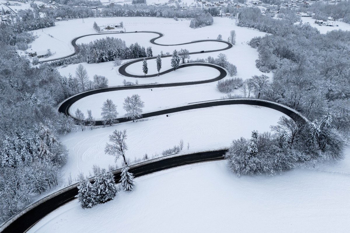 Mocny atak zimy. Dziesiątki tysięcy gospodarstw bez prądu