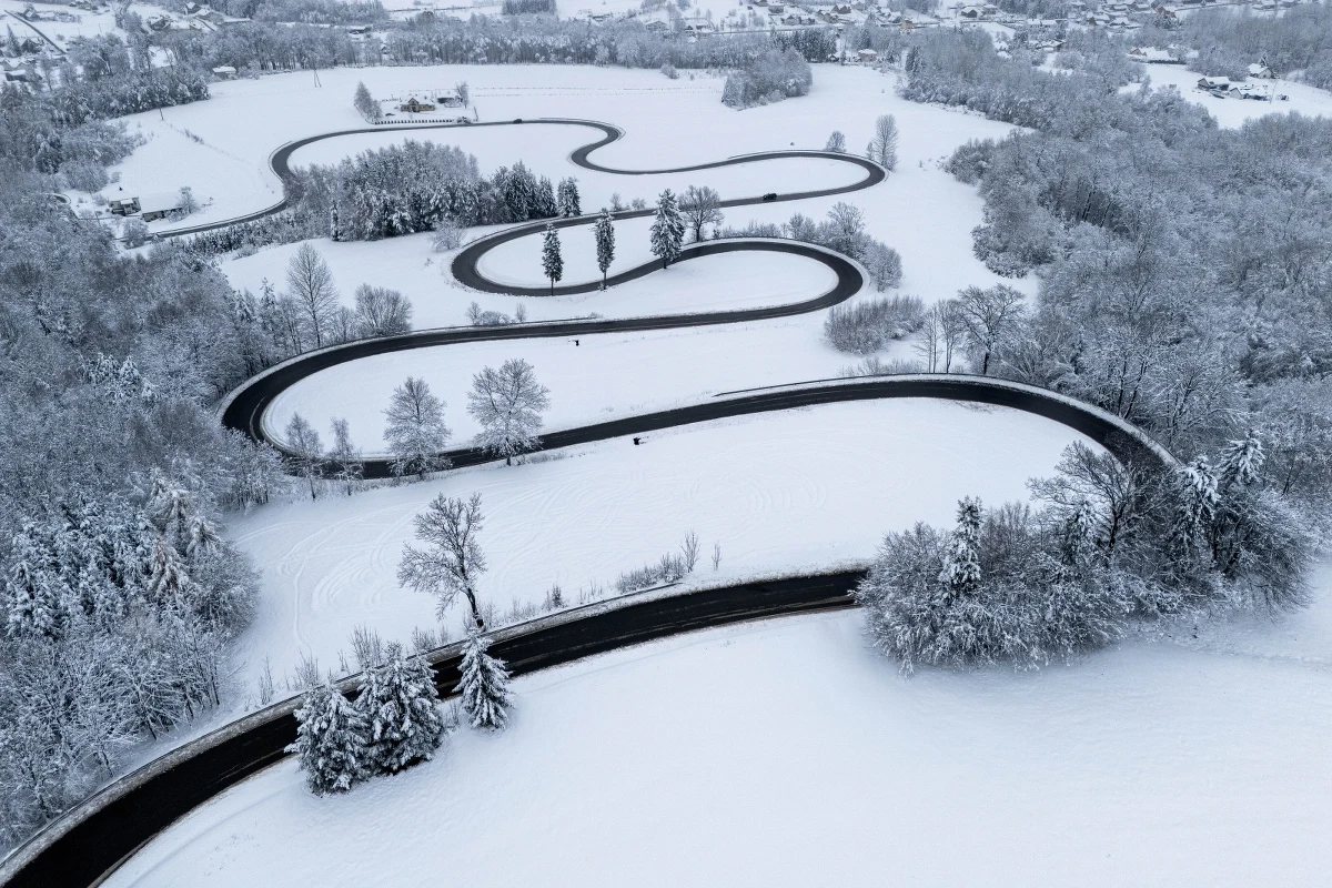 Zima zaatakowała dużą część Polski. Najgorsza sytuacja panuje na Podkarpaciu. 55 tys. gospodarstw w poniedziałek po południu wciąż pozostawało bez prądu. Obciążone ciężkim śniegiem konary zerwały linie energetyczne. 
