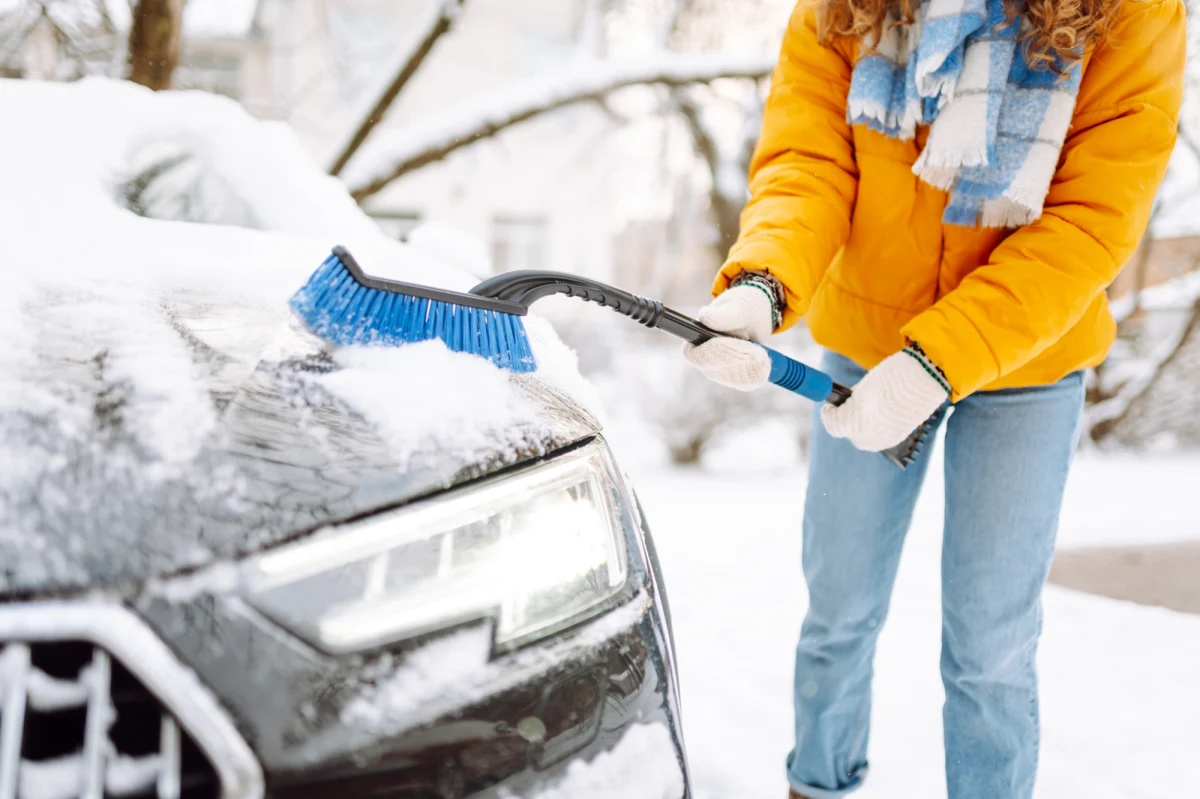 Zima to czas, gdy kierowcy muszą szczególnie zadbać o swoje pojazdy. Odśnieżenie samochodu to nie tylko kwestia estetyki, ale przede wszystkim bezpieczeństwa oraz przepisów prawa. Za jazdę nieodśnieżonym autem możesz zapłacić nawet 3000 zł mandatu i otrzymać aż 12 punktów karnych. 