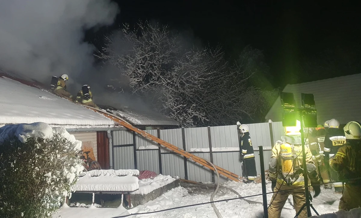 W nocy z niedzieli na poniedziałek w Bujakowie koło Bielska-Białej (Śląskie) doszło do tragicznego pożaru parterowego domu. Nie żyje mężczyzna, którego znaleziono w budynku.