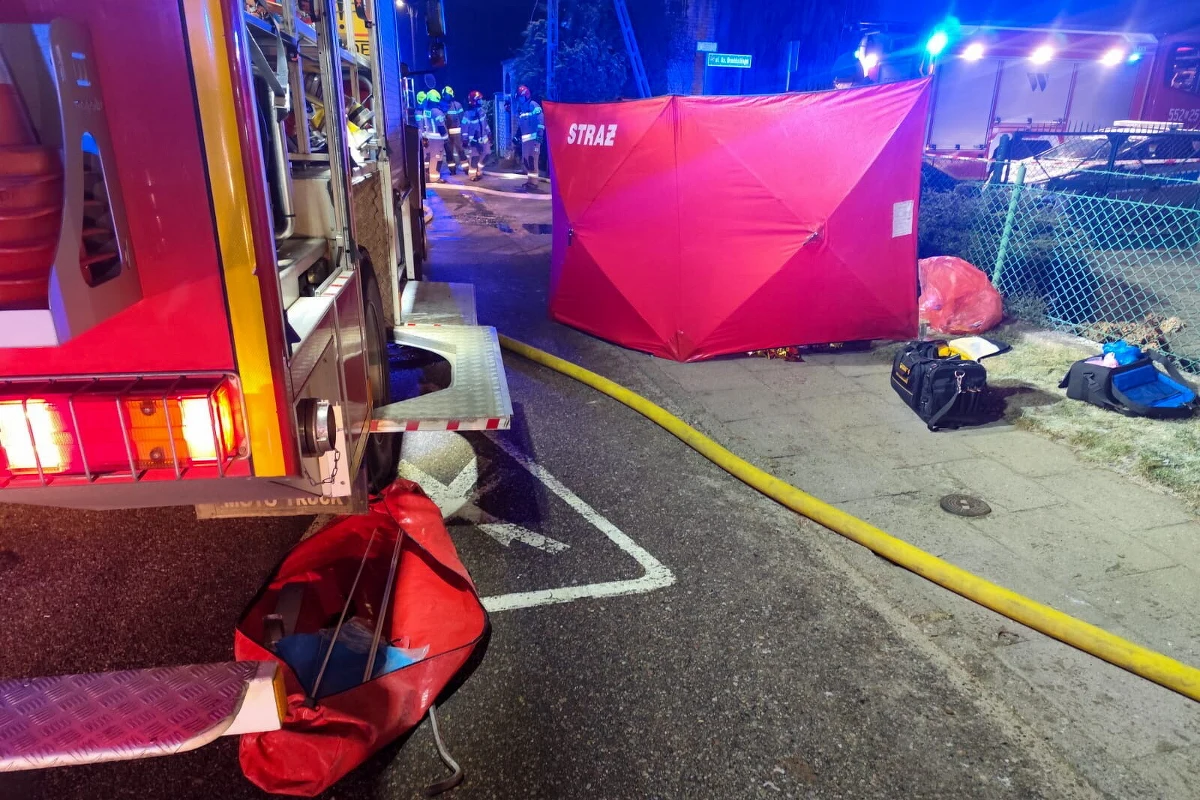 Tragiczny pożar budynku mieszkalnego w Rumi na Pomorzu. Zginęły dwie osoby, a jedna trafiła do szpitala. Dokładne okoliczności zdarzenia i przyczyny pożaru będą ustalać śledczy.