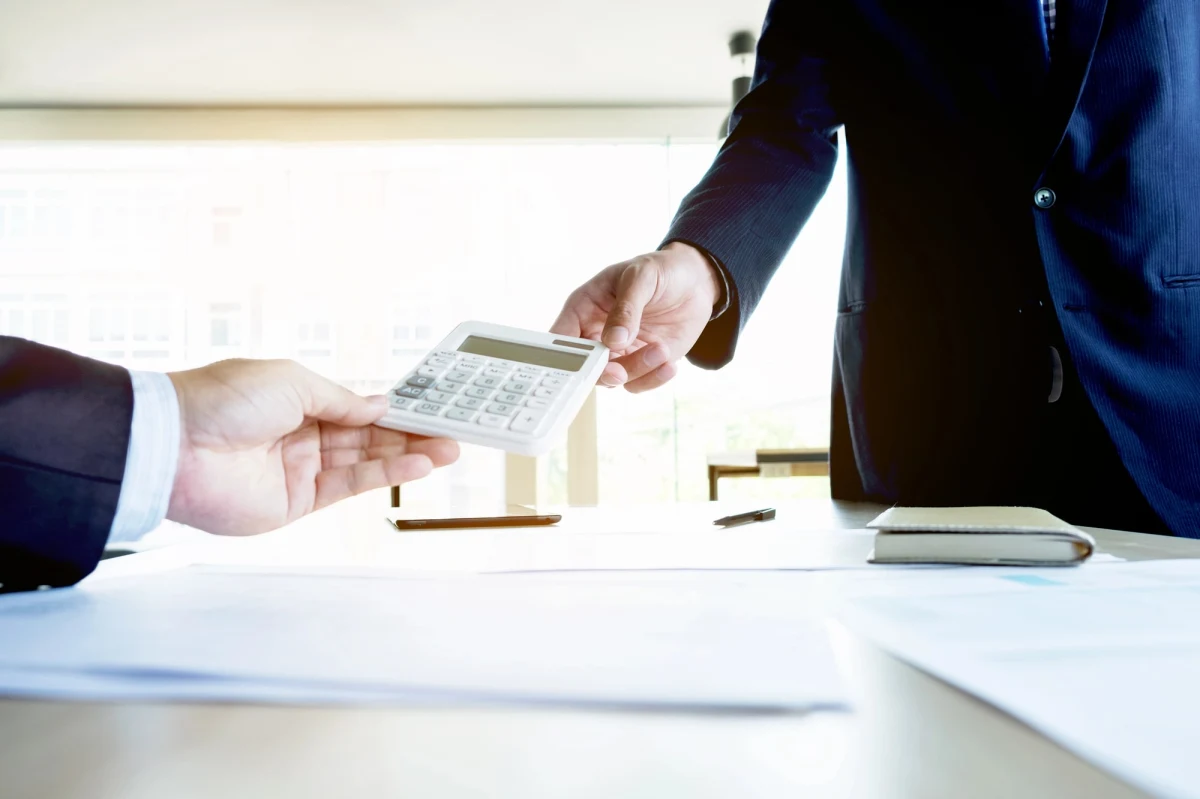 Kredyt hipoteczny to dla wielu osób najważniejsze zobowiązanie finansowe w życiu. Jego uzyskanie wymaga czasu, staranności i przygotowania odpowiednich dokumentów. Proces kredytowy można jednak przejść sprawniej, jeśli wiesz, jakie etapy Cię czekają i z kim warto współpracować. Ekspert Finansowy może przeprowadzić Cię przez wszystkie formalności krok po kroku, co pomoże Ci uniknąć błędów, które wydłużają całą procedurę.