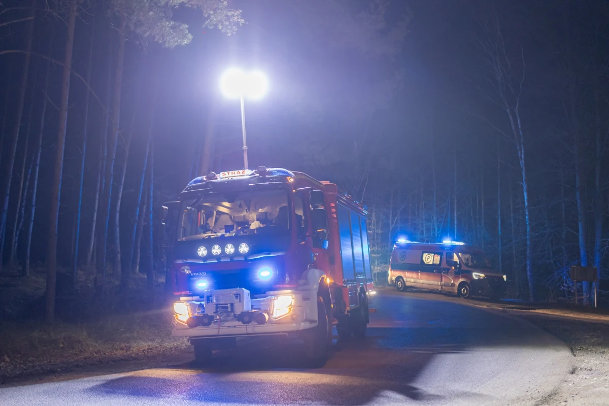 Na poszukiwania zaginionej, schorowanej 81-letniej kobiety ruszyli policjanci z Sieradza (Łódzkie) z psem tropiącym i strażacy. Nad lasem wzbił się dron z kamerą termowizyjną. Seniorkę odnaleziono na leśnym dukcie, zaplątaną w gałęzie. Była mocno wychłodzona.    