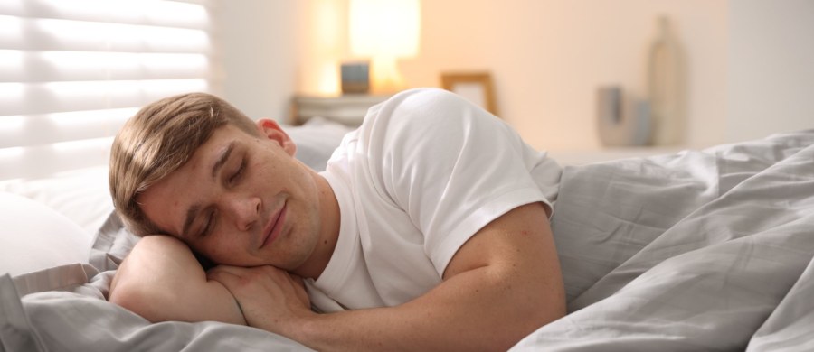 Nocny odpoczynek to dla Twojego organizmu czas niezwykle intensywnej pracy naprawczej, a nie tylko biernego leżenia w oczekiwaniu na kolejny poranek. To właśnie wtedy kręgosłup przechodzi kluczowe procesy regeneracyjne, odzyskując utraconą w ciągu aktywnego dnia wodę i niezbędną sprężystość, co bezpośrednio decyduje o twojej sprawności fizycznej w przyszłości. Jest to moment, w którym obciążone codziennymi obowiązkami struktury kostne i mięśniowe mogą wreszcie odpocząć, pod warunkiem, że zapewnisz im odpowiednie środowisko w postaci ergonomicznego podłoża. Aby ten skomplikowany mechanizm biologiczny działał poprawnie, niezbędne jest zapewnienie ciału stabilnego i precyzyjnego podparcia, które umożliwi głęboki relaks wszystkich partii mięśni i całkowite odciążenie układu szkieletowego.