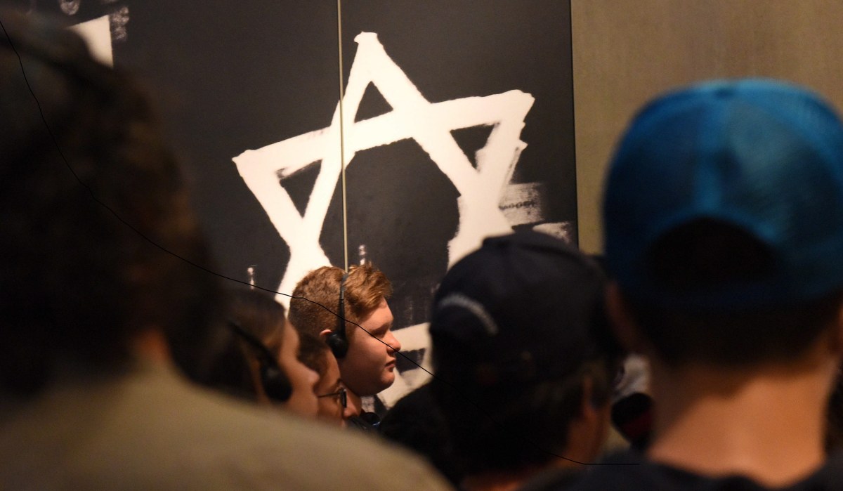 "To może nie być przypadek". Były szef MSZ o oburzającym wpisie Jad Waszem