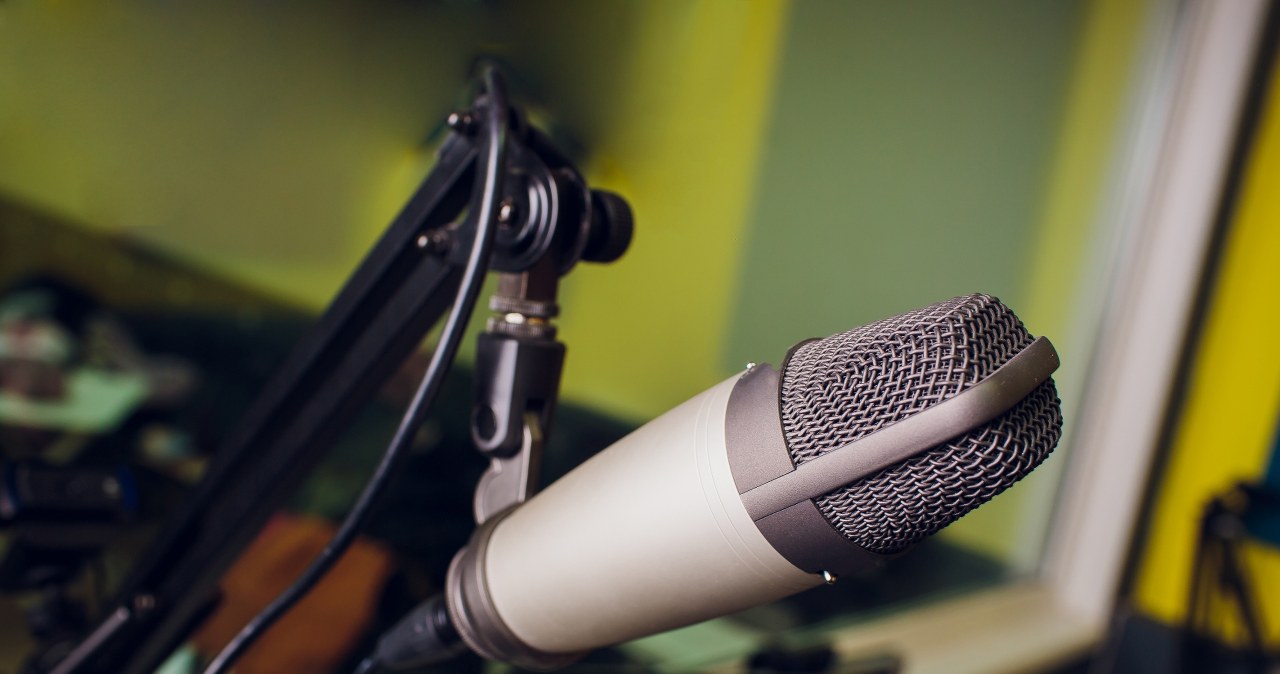 Kradzież głosu znanego lektora z AI? Pierwszy taki pozew w Polsce