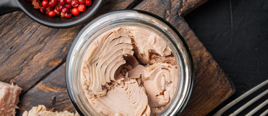 Podstawą do ostrzeżenia jest skarga konsumenta, który w produkcie rybnym odkrył prawdopodobnie fragmenty szkła lub plastiku. Producent podjął decyzję o konieczności wycofania artykułu ze sprzedaży.