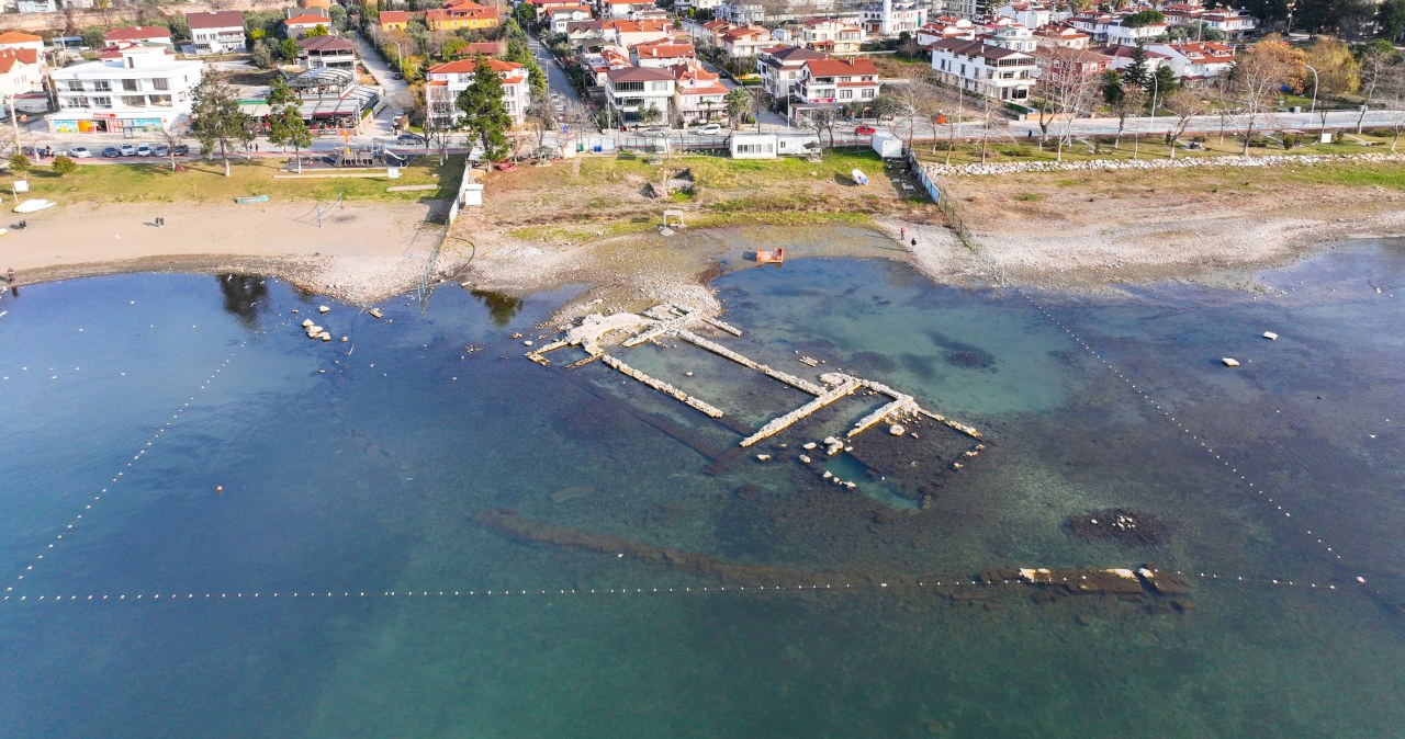 Z jeziora w Turcji wyłoniła się budowla. Przez lata była pod wodą