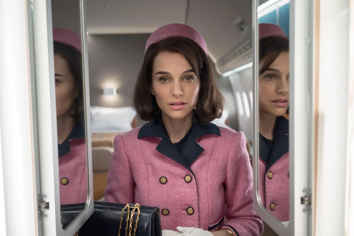 Dramat biograficzny "Jackie" to poruszająca opowieść o życiu Jacqueline Kennedy, jednej z najbardziej rozpoznawalnych Pierwszych Dam w historii Stanów Zjednoczonych. Film, w którym główną rolę zagrała Natalie Portman, zdobył uznanie krytyków i trzy nominacje do Oscarów. Produkcję będzie można obejrzeć 5 grudnia TVP Historia o godzinie 22:25.