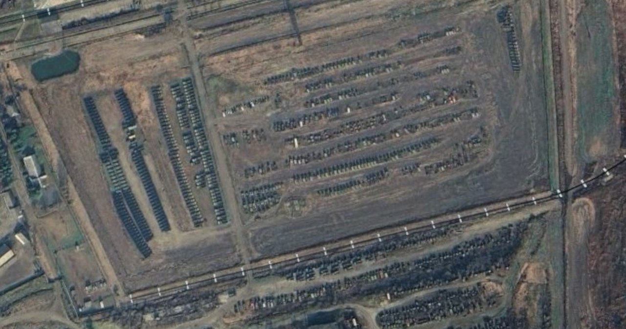 Rosjanie opróżnili bazę z wozów bojowych. To zły znak dla Ukrainy