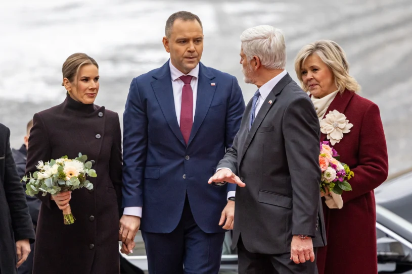 Marta Nawrocka inspiruje się stylem Brigitte Macron? Płaszcz przykuwa uwagę