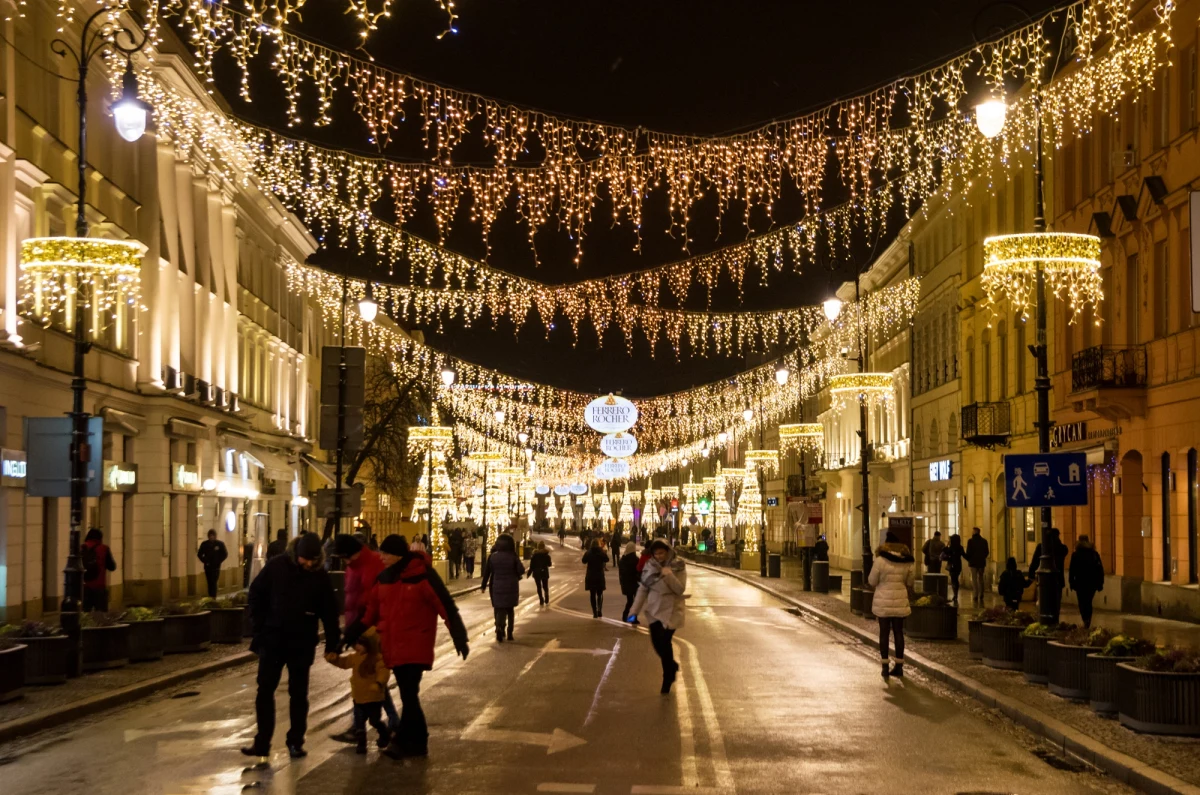Warszawska ulica Nowy Świat zanotowała 7-proc. wzrost czynszów w ujęciu rocznym, co plasuje ją na 35. miejscu najdroższych ulic na świecie. Na czele zestawienia jest New Bond Street w Londynie. Zdaniem analityków, potencjał tej części Warszawy nie został w pełni wykorzystany. Raport "Main Streets Across the World" przygotowała firma doradcza Cushman & Wakefield.