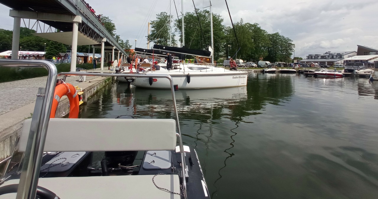 Jezioro Niegocin na Mazurach pełne śmieci. Opony i wózek sklepowy