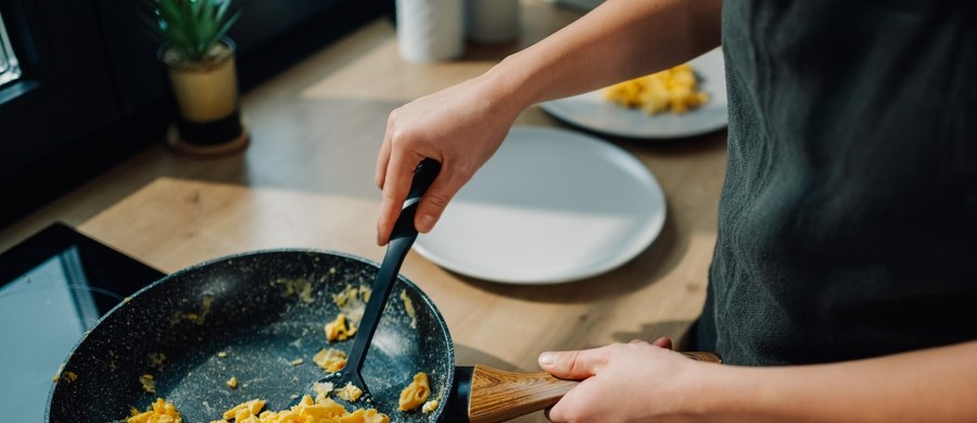 Jajecznica czekała na nas zbyt długo? Na pewno jest już chłodna, bo stygnie bardzo szybko – ale czy jest bezpieczna? Gotowa – jeżeli nie może być zjedzona od razu – powinna jak najszybciej trafić do lodówki. Dlaczego nie powinna stać w temperaturze pokojowej?
