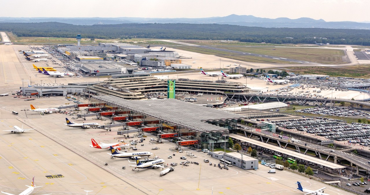 Wtargnęli na płytę lotniska. "Biegli w stronę maszyny", są zarzuty