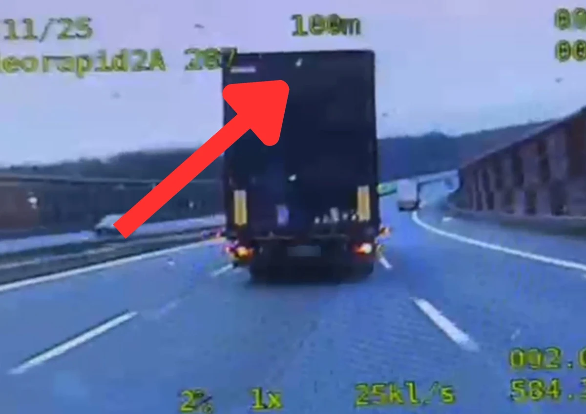 ​Na autostradzie A4 doszło do niebezpiecznej sytuacji - z dachu naczepy ciężarówki oderwała się zbita tafla śniegu i lodu, spadając bezpośrednio przed... radiowóz policji. Kierowca ciężarówki, 43-letni obywatel Ukrainy, został ukarany mandatem w wysokości 3 tys. zł i 12 punktami karnymi.