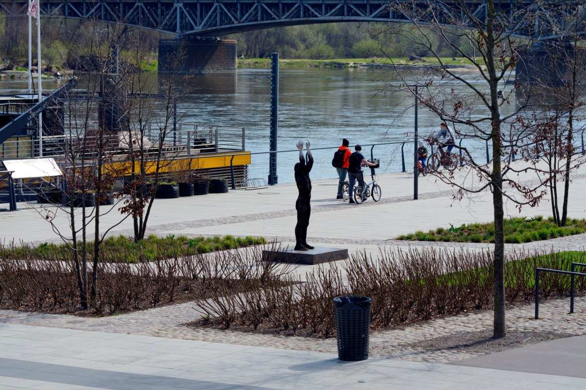 Matka z dziećmi koczowała przy ognisku nad Wisłą. Nie miała gdzie się podziać