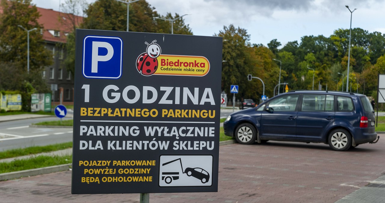 Biedronka wprowadza nowe zasady na parkingach. Koniec z biletomatami
