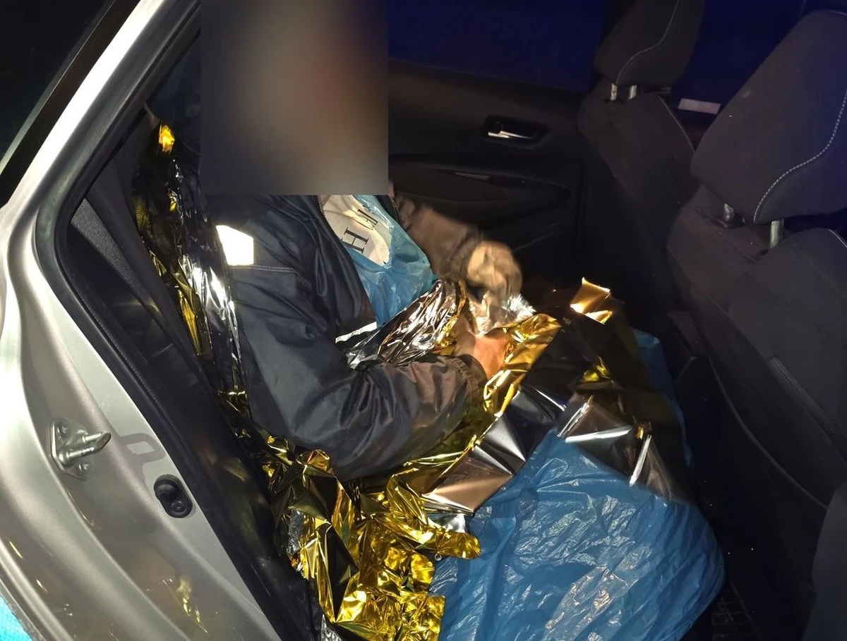 ​Policjanci pomogli wyziębionemu mężczyźnie, idącemu samotnie nocą z Wrocławia do Głogowa. Temperatura wynosiła wówczas - 7 st. C, a piechur był lekko ubrany. Funkcjonariuszom powiedział, że kilka dni wcześniej opuścił wrocławski szpital, ale nie miał pieniędzy na bilet, by wrócić do domu.

