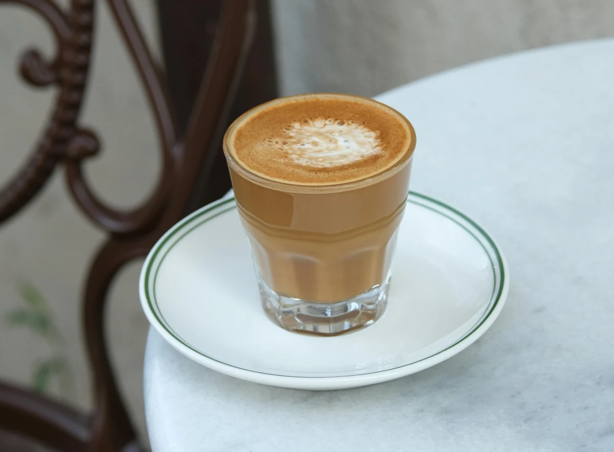 Cortado to jedna z tych kaw, które wyglądają skromnie, ale smakują tak, że chce się wrócić po kolejną. Mała porcja, proste proporcje, zero zbędnych dodatków – a jednak potrafi zrobić ogromne wrażenie. Ten napój pochodzi z Hiszpanii, gdzie króluje w lokalnych kawiarniach, a od kilku lat zdobywa popularność w kawiarniach specialty na całym świecie.