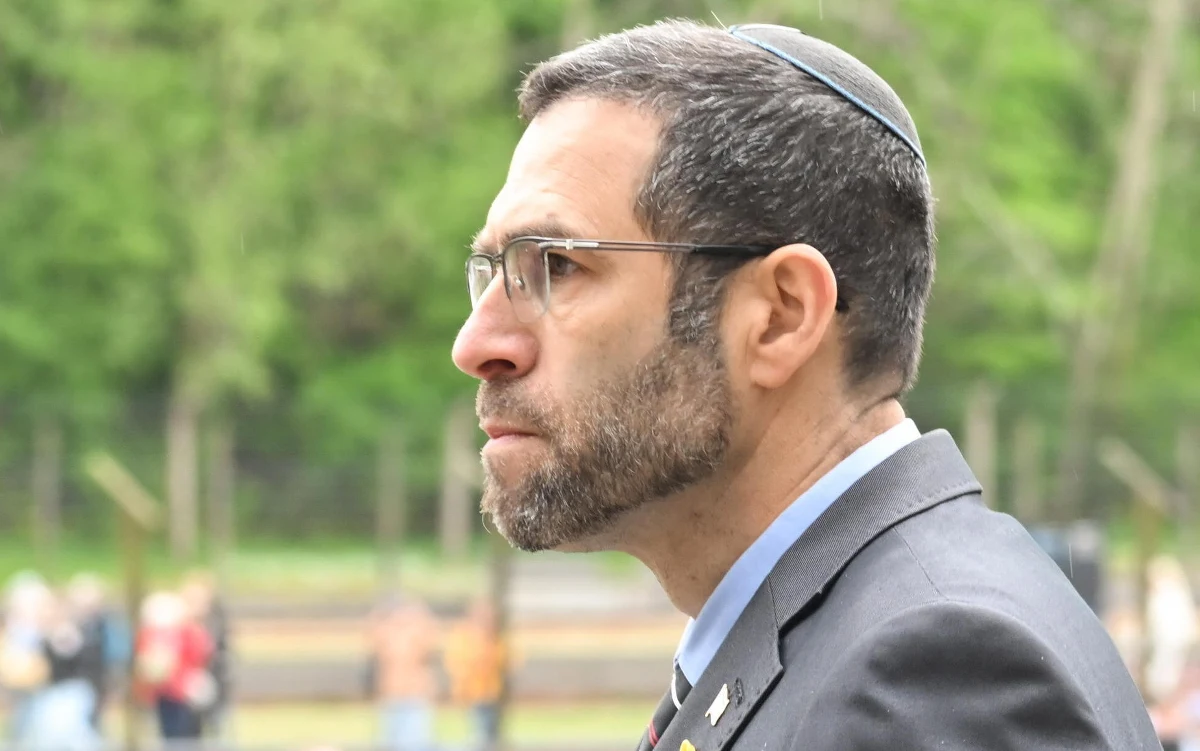 Izraelski ambasador w Polsce Yaakov Finkelstein został wezwany na dywanik do Ministerstwa Spraw Zagranicznych. Decyzja zapadła po tym, jak jerozolimski instytut Jad Waszem opublikował kontrowersyjny wpis o Polsce, a później - mimo prośby szefa polskiej dyplomacji Radosława Sikorskiego - nie zmienił jego treści.