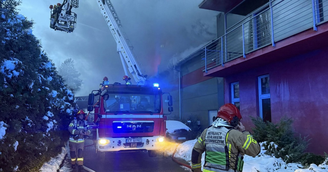 Małopolska. Pożar hali magazynowej w Skawinie, apel strażaków do mieszkańców