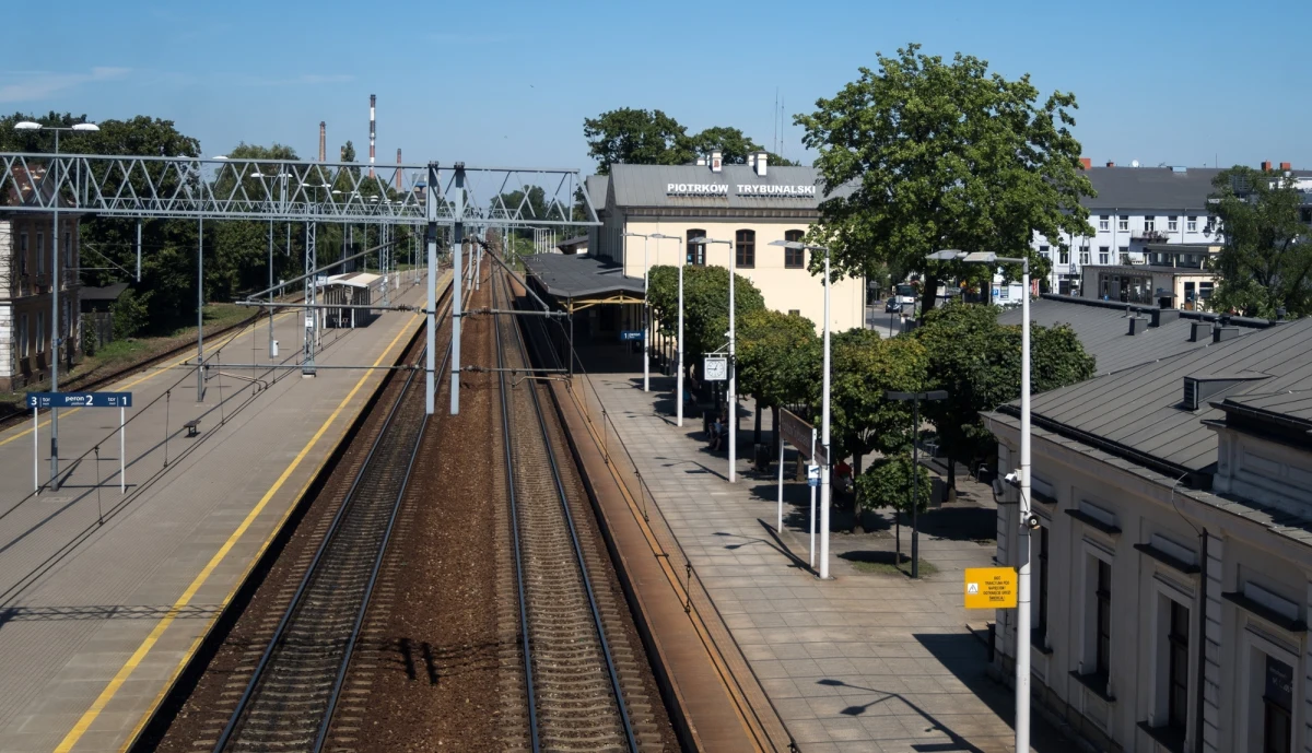 Na stacji PKP w Piotrkowie Trybunalskim doszło do niebezpiecznego zdarzenia. Pociąg pasażerski relacji Wrocław Główny – Warszawa Wschodnia wjechał na tor, na którym znajdowała się już drezyna sieciowa. Na szczęście maszynista w porę wyhamował i uniknięto tragedii. 