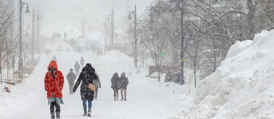 W dziewięciu województwach może spaść do 25 cm śniegu. Śnieg przechodzący w deszcz ze śniegiem i deszcz, miejscami marznący, powodujący gołoledź - z takimi trudnymi warunkami pogodowymi trzeba liczyć się we wtorek. Instytut Meteorologii i Gospodarki Wodnej IMGW wydał ostrzeżenia pierwszego i drugiego stopnia. Gdzie opady śniegu będą największe?